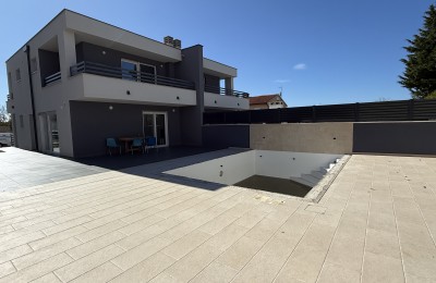 Semi-detached house with swimming pool in Novigrad