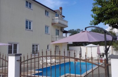 House with 6 apartments and a swimming pool in Poreč