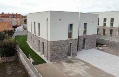Novoizgrađena dvojna kuća s krovnom terasom – Novigrad