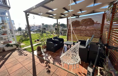 Apartment with a beautifully landscaped garden in Novigrad