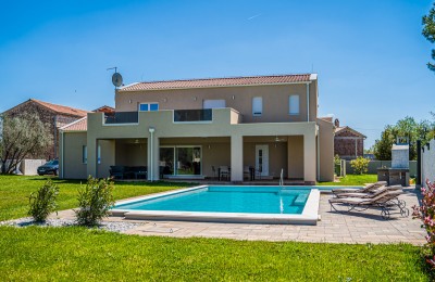 Luxury house with a large garden near Novigrad