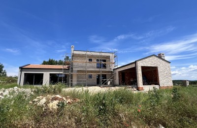 Una casa con piscina vicino a Grisignana
