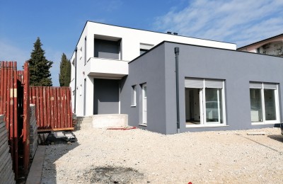 Semi-detached house with swimming pool near Novigrad