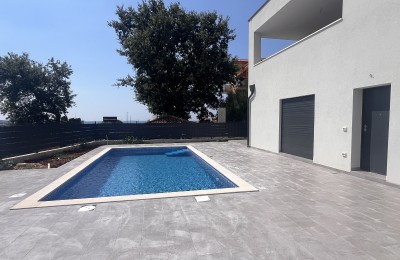 Neu gebaute Wohnung im Erdgeschoss mit Swimmingpool - Novigrad