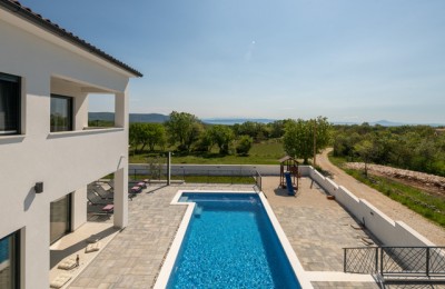 Detached villa with swimming pool near Pula