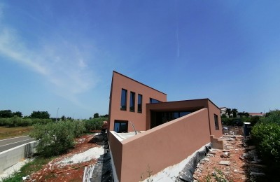 Samostojna hiša z bazenom v Novigradu