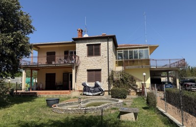 Kuća sa velikim građevinskim zemljištem u Brtonigli