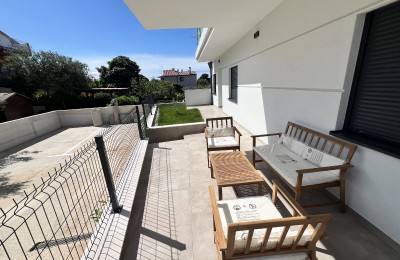 Modern apartment with a garden in Novigrad (S3)