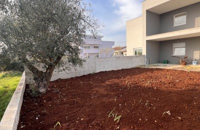 Moderne Wohnung mit Garten in Novigrad