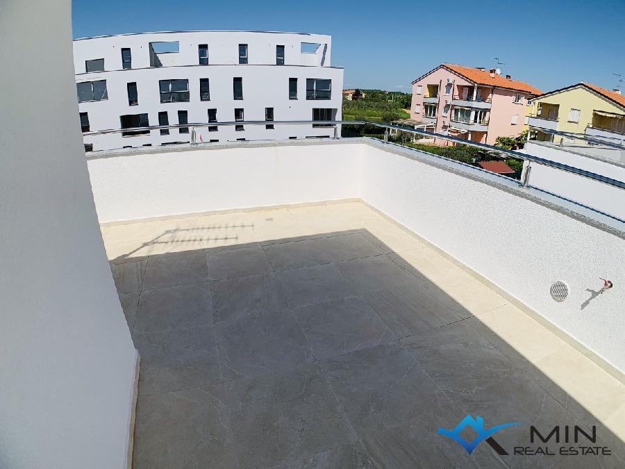 Appartamento Con Terrazza Sul Tetto E Vista Sul Mare Min Agenzia Immobiliare A Cittanova Istria