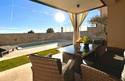 Bella casa con piscina e vista mare - Cittanova