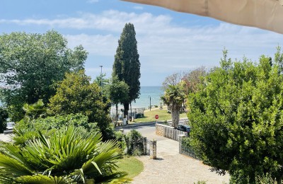 Apartment with a large garden and 20 m from the sea and the beach - Novigrad