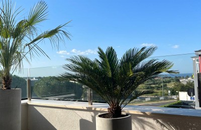 Elegantan stan s lijepim pogledom na more u Novigradu