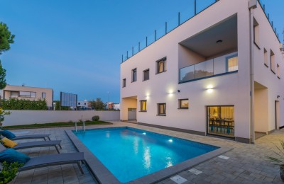 Luxury house with pool and jacuzzi in Novigrad
