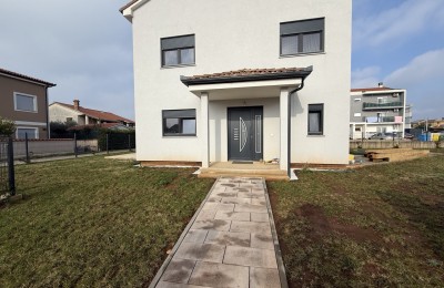 Samostojeća kuća nedaleko od mora u Fažani