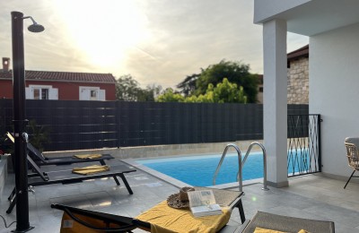 Ein Haus mit Schwimmbad in der Nähe von Novigrad