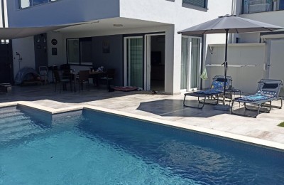 Eine attraktive Wohnung mit beheiztem Pool und einem wunderschön angelegten Garten in Novigrad