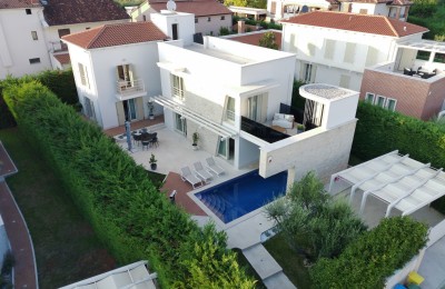 Prekrasna vila s bazenom nedaleko od mora – Vabriga