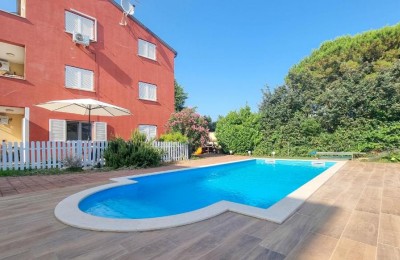 Apartment on the ground floor with a shared pool in Novigrad