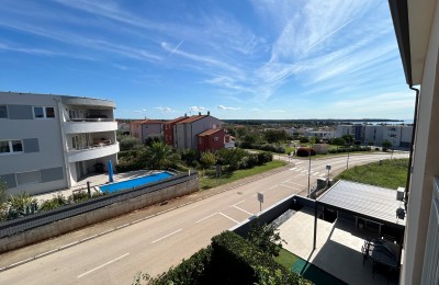 Two-story apartment with a view of the sea in Novigrad