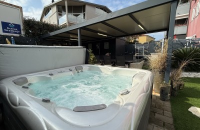 Apartment with large garden and jacuzzi in Novigrad