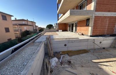 Spazioso appartamento con piscina e 3 camere da letto a Novigrad