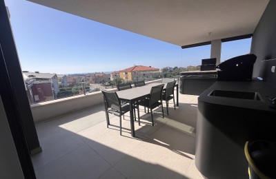 Luxuriously furnished penthouse with sea view in Novigrad